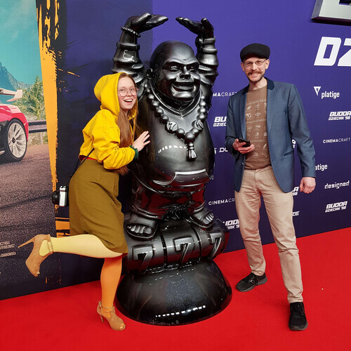Wielkoformatowa maskotka przygotowana na premierę filmu „Budda. Dzieciak ’98”.