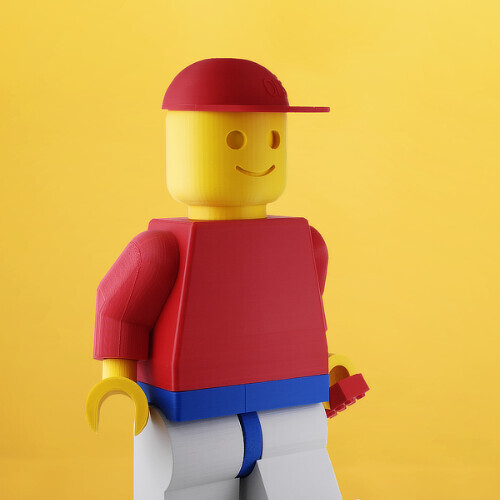Wielkoformatowa figurka LEGO przygotowana jako pokaz możliwości druku 3D.