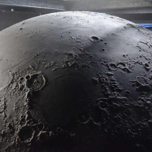 Kompozytowa kopuła planetarium pokryta wydrukowaną w 3D powierzchnią Księżyca.